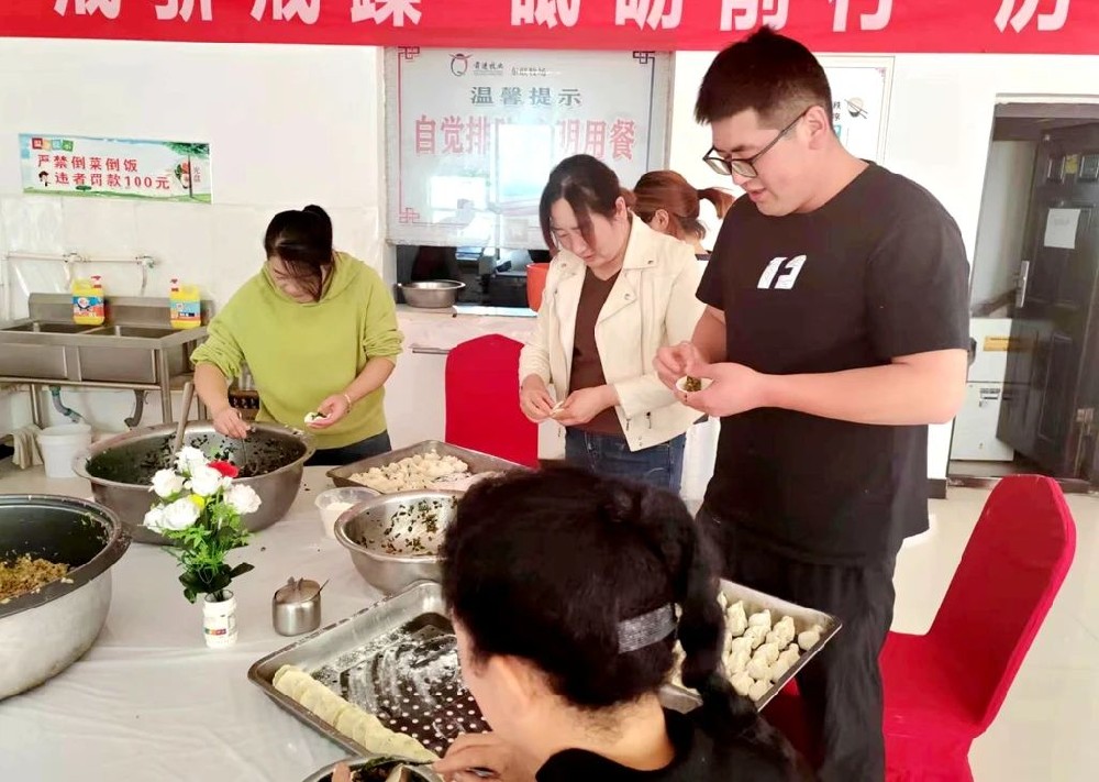 濃濃餃子香，悠悠愛國情——甘肅前進牧業東聯牧場開展“包餃子·慶國慶”活動