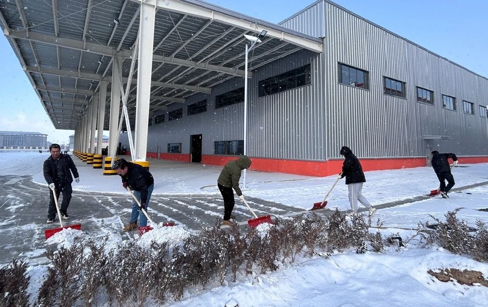 傳祁甘味乳業職工聞“雪”而動全力清雪保暢通