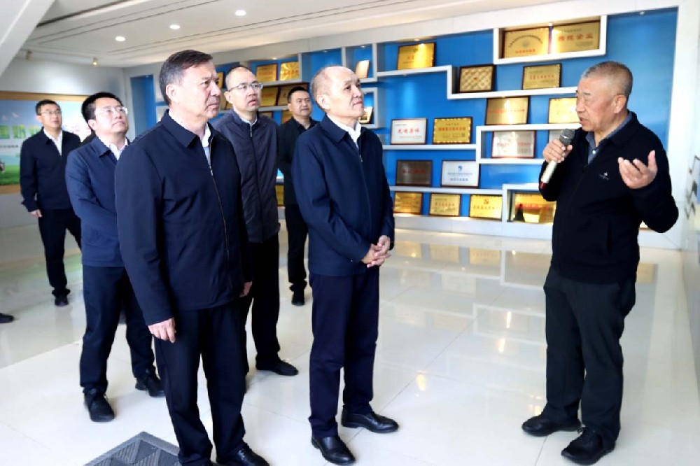 新疆維吾爾自治區阿勒泰地區考察團到甘肅前進集團考察